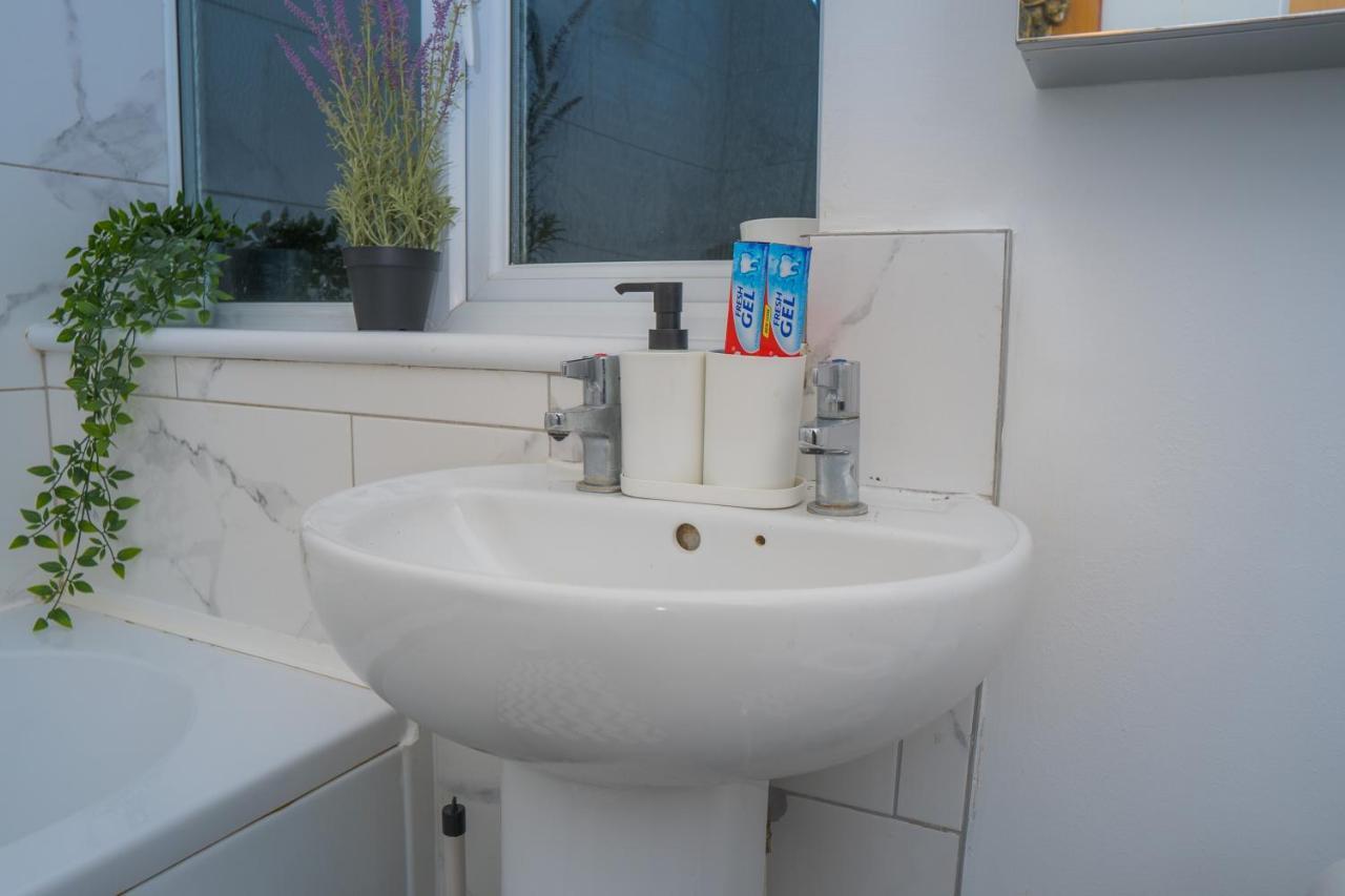 The Highfield Villa, 5 Bedrooms, Northampton Centre, Sleeps 10 מראה חיצוני תמונה