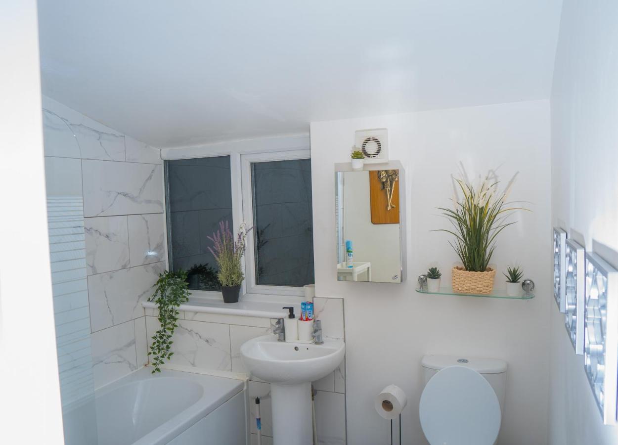 The Highfield Villa, 5 Bedrooms, Northampton Centre, Sleeps 10 מראה חיצוני תמונה