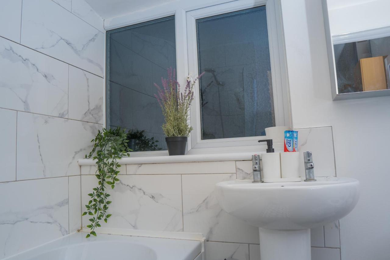 The Highfield Villa, 5 Bedrooms, Northampton Centre, Sleeps 10 מראה חיצוני תמונה