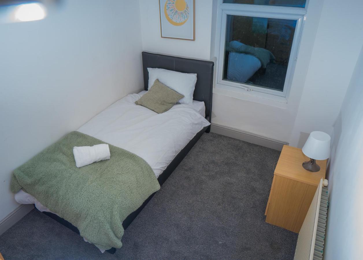 The Highfield Villa, 5 Bedrooms, Northampton Centre, Sleeps 10 מראה חיצוני תמונה
