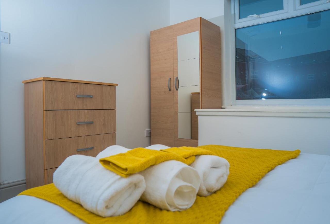The Highfield Villa, 5 Bedrooms, Northampton Centre, Sleeps 10 מראה חיצוני תמונה
