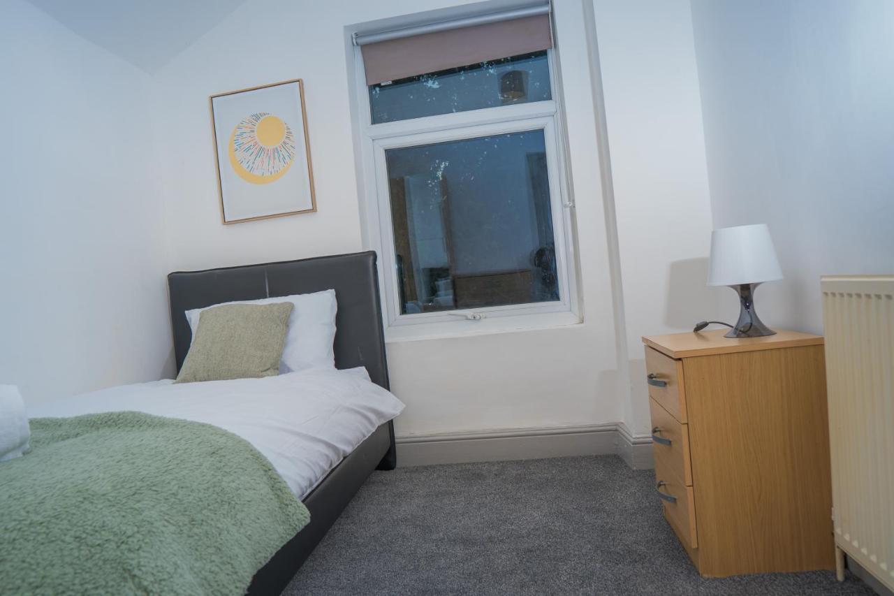 The Highfield Villa, 5 Bedrooms, Northampton Centre, Sleeps 10 מראה חיצוני תמונה