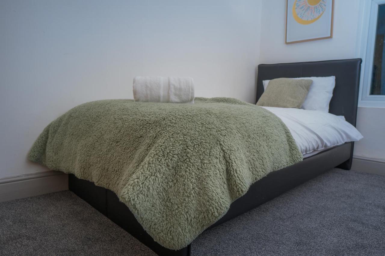 The Highfield Villa, 5 Bedrooms, Northampton Centre, Sleeps 10 מראה חיצוני תמונה