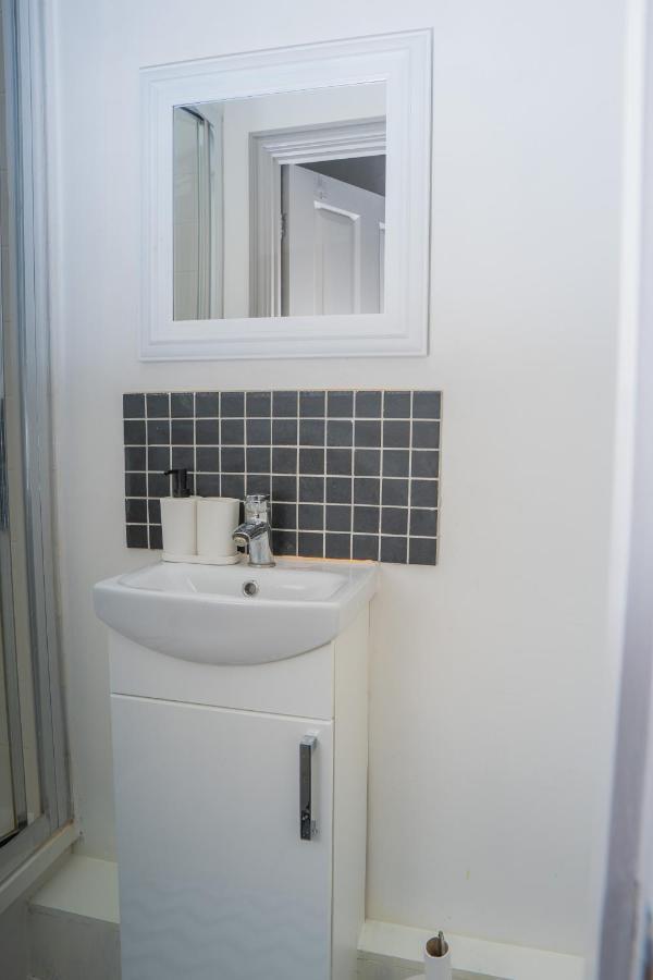 The Highfield Villa, 5 Bedrooms, Northampton Centre, Sleeps 10 מראה חיצוני תמונה
