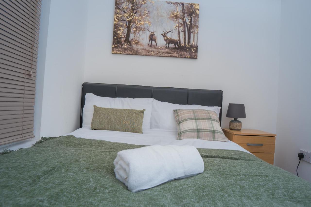 The Highfield Villa, 5 Bedrooms, Northampton Centre, Sleeps 10 מראה חיצוני תמונה