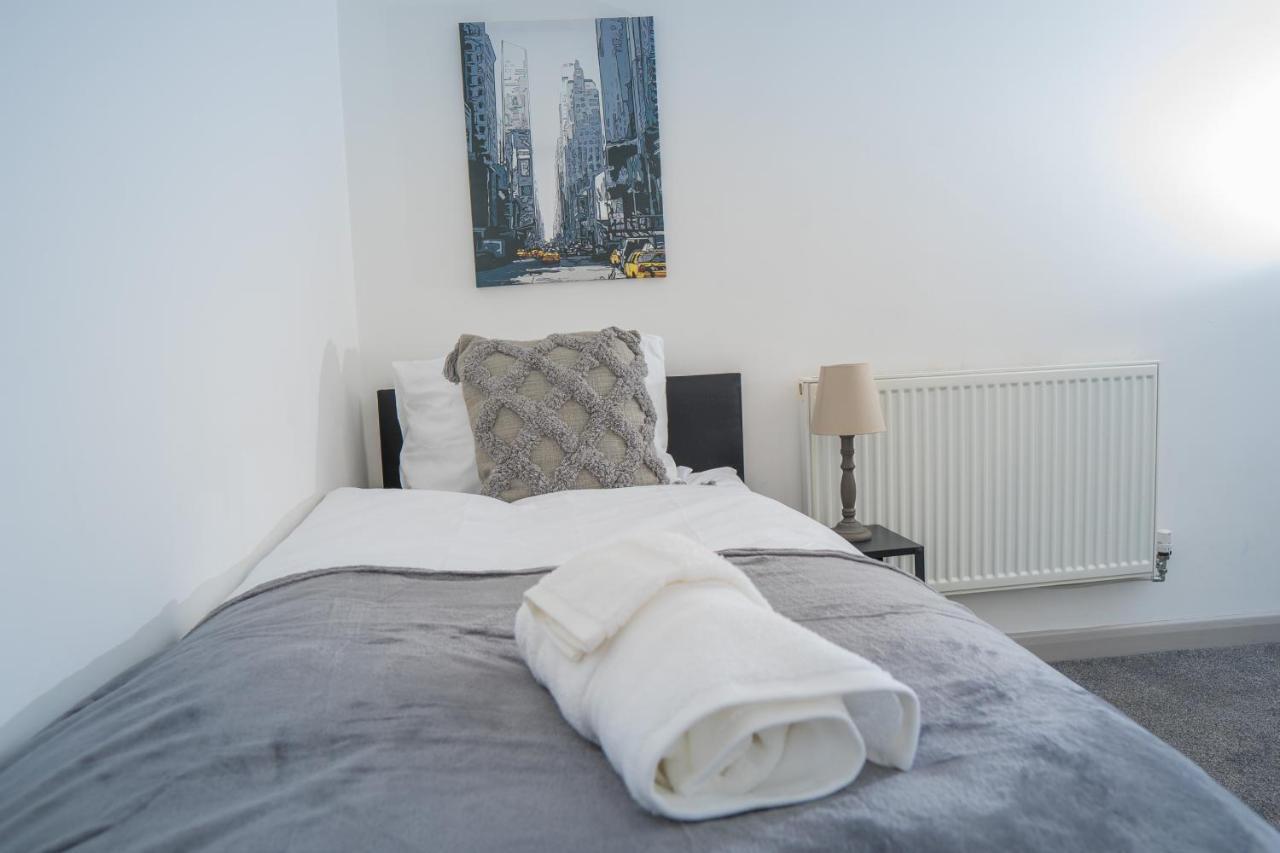 The Highfield Villa, 5 Bedrooms, Northampton Centre, Sleeps 10 מראה חיצוני תמונה
